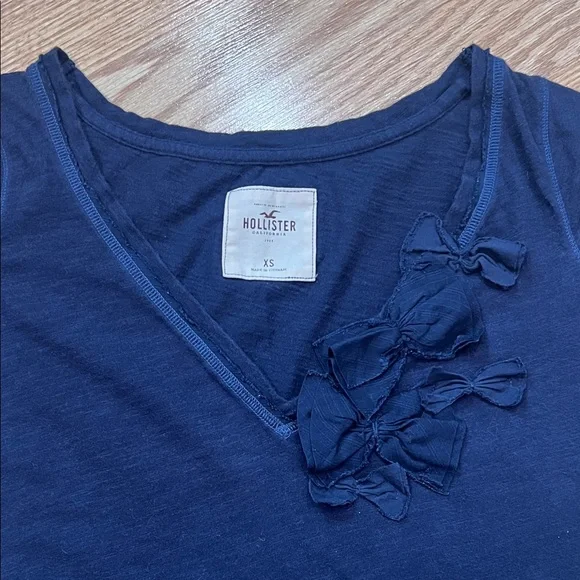 Hollister Women's Dark Blue V-Neck Tee - Picture 2 of 4